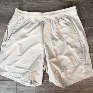 Lululemon Pacebreaker 7” Shorts Size Medium